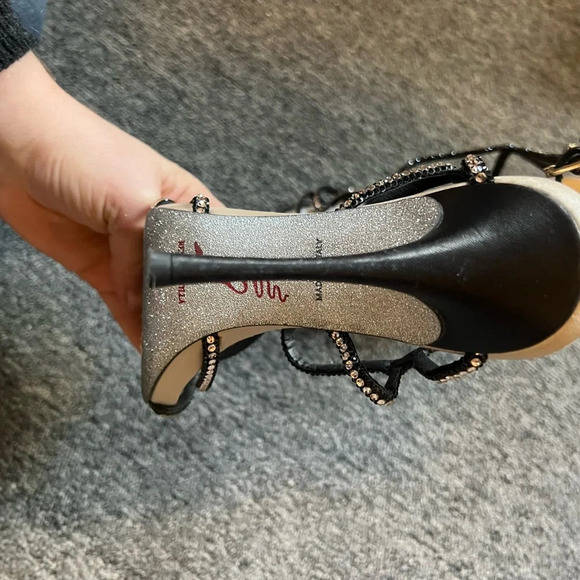 Rene Caovilla
Crystal-Studded Satin T-Strap Sandal, size 37 - Picture 4 of 13